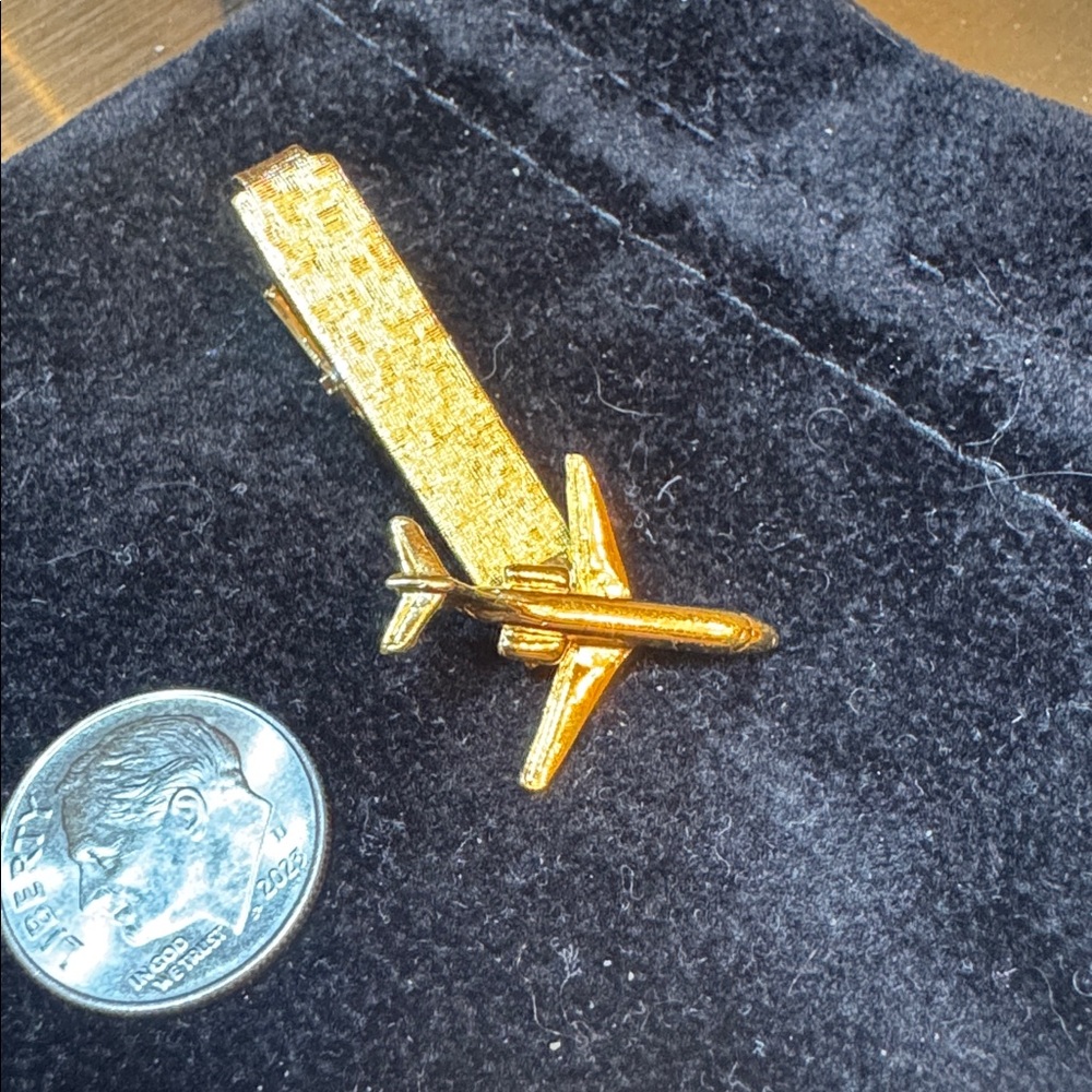 Gold Airplane Tie Clip marked DC-9 🐈‍⬛